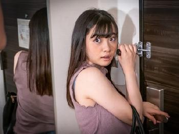 『こんにち…ぁ！？』デリヘル呼んだらまさかの知人！内緒にしておくことを条件に危険な中挿入巨乳美少女お姉さん盗撮のエロ動画