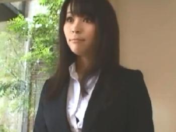 デカパイオフィスレディが喉奥までデカチンをぶち込まれるイラマチオで身悶えまくり巨乳お姉さんOLのエロ動画