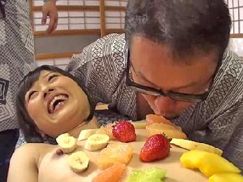 デカパイ美人女将たちがカラダを使って休まる暇のない濃密おもてなしサービス乱交篠田あゆみ北川エリカ大槻ひびき川村まやのエロ動画