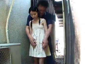 黒髪おさげの童顔美形少女が野外でフェラチオ調教され→悶絶美少女ロリ顔射のエロ動画