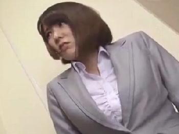 密室で部長を誘惑し性交を求める淫乱なマダムOLW巨乳痴女人妻のエロ動画
