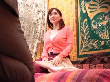 怪しげな雰囲気のマッサージ店で犯されてしまう巨大オッパイお姉さんの様子巨乳中出し盗撮のエロ動画