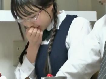 お母さんに隠れてマジメな娘に手を出すイケナイお父さん女子校生美少女めがね近親相姦のエロ動画