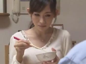 反抗期の息子に良い様に使われて強引に精液中出しされてしまう美人奥様人妻レイプのエロ動画