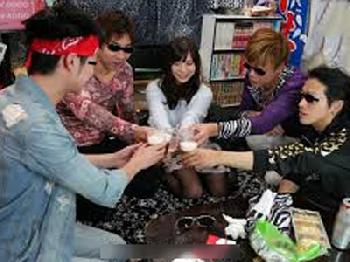 地元のDQNな先輩に彼女を寝取られるも見てるしかないダメ彼氏巨乳美少女レイプ乱交のエロ動画