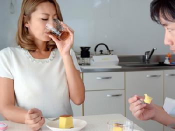 媚薬を盛られて息子の友人に調教されていくマダム巨乳人妻吹石れなのエロ動画