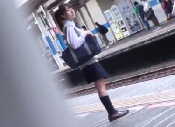 可愛い女子校生をマンマークOK！恐怖のあまり声も出せなくなった女子校生を後ろから犯し尽くす美少女レイプ盗撮痴漢のエロ動画