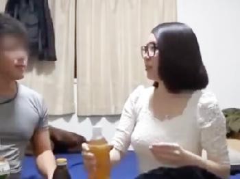 「おかしくなっちゃ～う」一見真面目そうに見えてナンパで即ずぼしちゃう素人きれいなお姉さん巨乳めがね盗撮のエロ動画