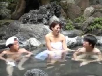 露天温泉で他人の目も気にせず堂々と性交を見せつける無毛妻W巨乳人妻パイパン中出し露出のエロ動画