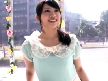 差し出された極太肉棒に赤面しながらも最後までしちゃう美形少女女子大生素人美少女顔射のエロ動画