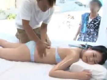 彼氏の目の前でガッツリ中出し寝取られる素人巨乳お姉さん水着のエロ動画