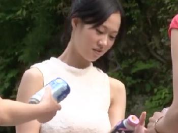 車のカゲで水着に着替えていた美形お姉さんをテントに連れ込みパコ巨乳美少女露出のエロ動画