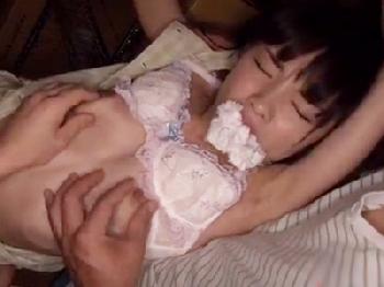華奢な無毛チッパイ娘が倉庫に監禁されてオジサンたちに容赦なく中出し輪姦されるロリパイパンレイプ乱交初芽里奈のエロ動画