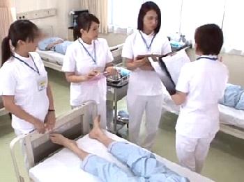 「手コキクリニック」で働く美人看護師たちの淫らな手と舌使いWコスプレフェラのエロ動画