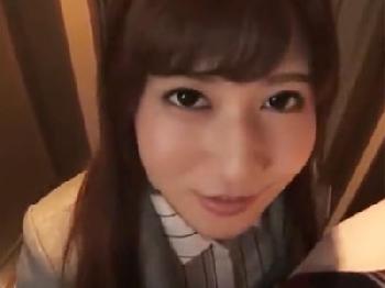 じっと見つめて視線で誘惑してくる美形お姉さんOLに我慢できずにガチハメ開始巨乳ぶっかけのエロ動画