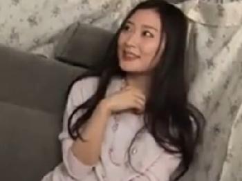 インタビューの体でナンパした素人奥さんに即日中出し！人妻熟女のエロ動画