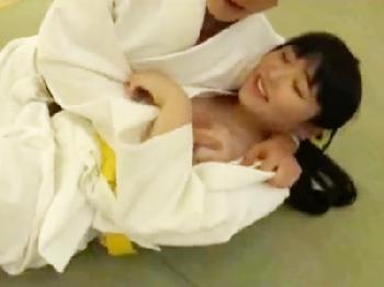 柔道教室に通う美形少女が道場で肉棒をぶち込まれ喘ぎ声がこだまする美少女ロリ中出しのエロ動画