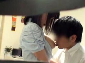 シャイな生徒を襲うデカパイ家庭教師を母が隠し撮り証拠取り巨乳盗撮のエロ動画