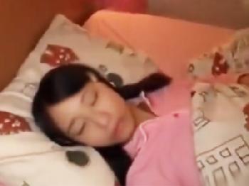 パジャマ姿のパイパン幼顔妹と夜這い中出しファック！ロリ近親相姦のエロ動画