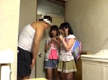 完全に事案！近所のJ〇2人を家に連れ込み犯〇行為を繰り返す巨漢オヤジ！美少女ロリ3Pのエロ動画