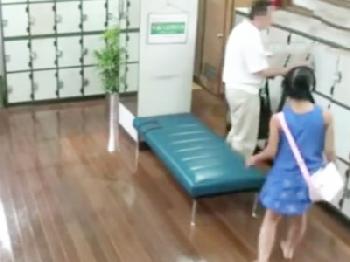 「ぃ、イヤッ！」男湯に入ったガチミニマム女子がキモオジサンに強引に性的暴行美少女ロリレイプのエロ動画
