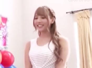 三上悠亜が日頃の感謝を込めてファンのイチモツを極上奉仕！巨乳美少女パイズリのエロ動画