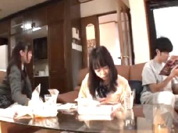 妹の友人が痴女誘惑→我慢できずにリビングで中出しハメ決行！巨乳女子校生美少女ロリのエロ動画