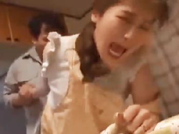 弱みを握って兄貴の嫁さんを鬼畜中出し寝取りレイプ！人妻のエロ動画