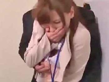 弱みを握った仕事中のマダムオフィスレディを人気ないロッカールームで犯す巨乳人妻レイプのエロ動画