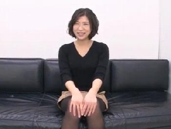 笑顔の可愛い25歳奥さんが見たこともない巨根のセンズリ鑑賞→試してみたい欲情を抑えきれずに密通セックス素人お姉さん人妻ナンパ...