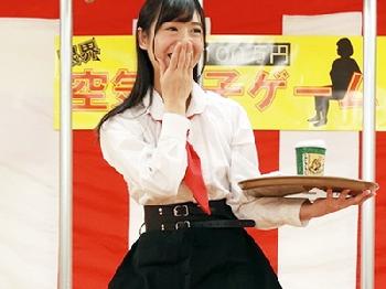 ペニ棒空気イスで我慢できずに騎乗位挿入→彼氏の前でそのまま寝取られ中出し美少女のエロ動画