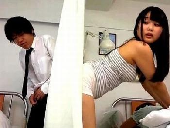 母の見舞いで行った先の隣のお姉さんがエロ過ぎ！桃尻をこっち側に突き出しオネダリバック開始！美少女女教師のエロ動画