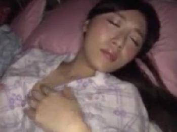 親がいるので声を押し殺すビックおっぱい妹を夜這い中出し陵辱巨乳近親相姦のエロ動画