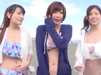 友人同士のビキニきれいなお姉さんたちをまとめてナンパし各自ホテル移動W巨乳水着のエロ動画