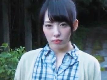 露出狂の男を逆に誘惑して部屋に招いてパコるイヤらしい美形お姉さんW美少女痴女のエロ動画