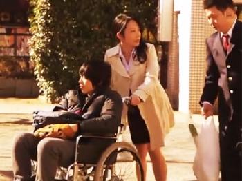 シングルマザーが寂しさに負けて浮気交尾→イケナイと分かっていながらイキまくる人妻ぶっかけのエロ動画