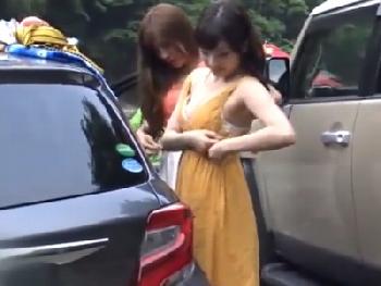 車の間で着替えている貞操観念低そうな素人ナンパ→川のほとりでマイナスイオンを感じながら青姦パコ巨乳ギャル露出のエロ動画