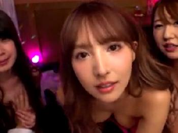 痴女2人に加えて三上悠亜ちゃんも乱入！主観目線の騎乗位で激突き上げ！巨乳乱交のエロ動画