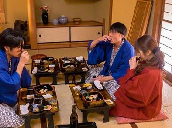 「男根気持ちぃ…」夫婦旅行で行ったはずなのに…下品な団体客に妻を寝取られ… 巨乳人妻乱交泡沫ゆうきのエロ動画