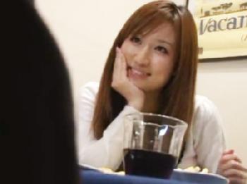 嫁の友人に誘惑されて我慢できずにトイレでこっそり密通セックス美少女露出のエロ動画