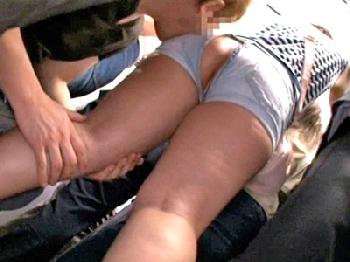 お尻が大きいせいでピタパンの割れ目が裂けたきれいなお姉さんに理性が吹き飛ぶリーマン巨乳OL痴漢のエロ動画