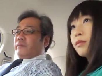 嫁の連れ子の童顔美形少女を犯すだけで飽き足らず他の男に寝取らせる性的変態オヤジ美少女ロリ近親相姦のエロ動画