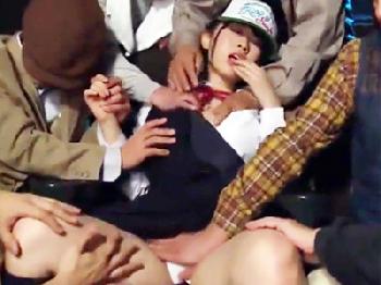 学校では真面目で優等生なのに自ら痴漢されに出かける淫乱女子校生美少女乱交露出のエロ動画