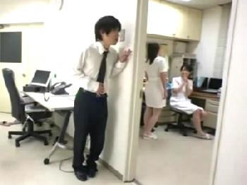 母の見舞いにきた病院のエロ看護師たちと声殺しパコ！お姉さん痴女コスプレ看護婦のエロ動画