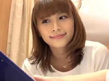 美人な美容師が散髪終わりにまさかの生ズボサービスお姉さん露出のエロ動画