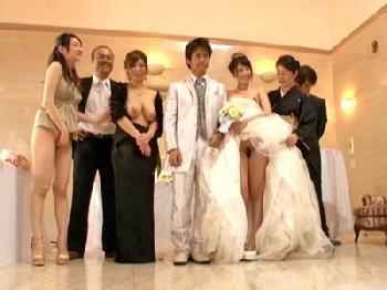結婚式当日に家族間で乱交が始まる貞操観念が壊れた世界人妻近親相姦のエロ動画