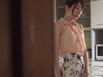 夫の父親に強引に犯されて強引に中出しされてしまう新婚の美人奥様お姉さん人妻のエロ動画