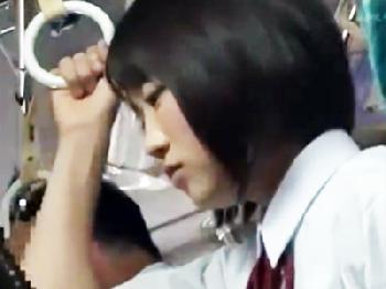 大人しそうなビックおっぱいの黒髪女子校生に目をつけた痴漢魔が人目も気にせず車内性的暴行！巨乳美少女レイプのエロ動画