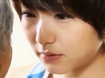 おじさまとSEXに没頭してしまうむっつり淫乱なショートヘアの幼顔娘巨乳ロリのエロ動画