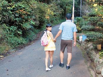 ガチ幼顔娘と本気で子作りするため中出し後アソコに栓をするアブノーマルオヤジロリパイパンのエロ動画